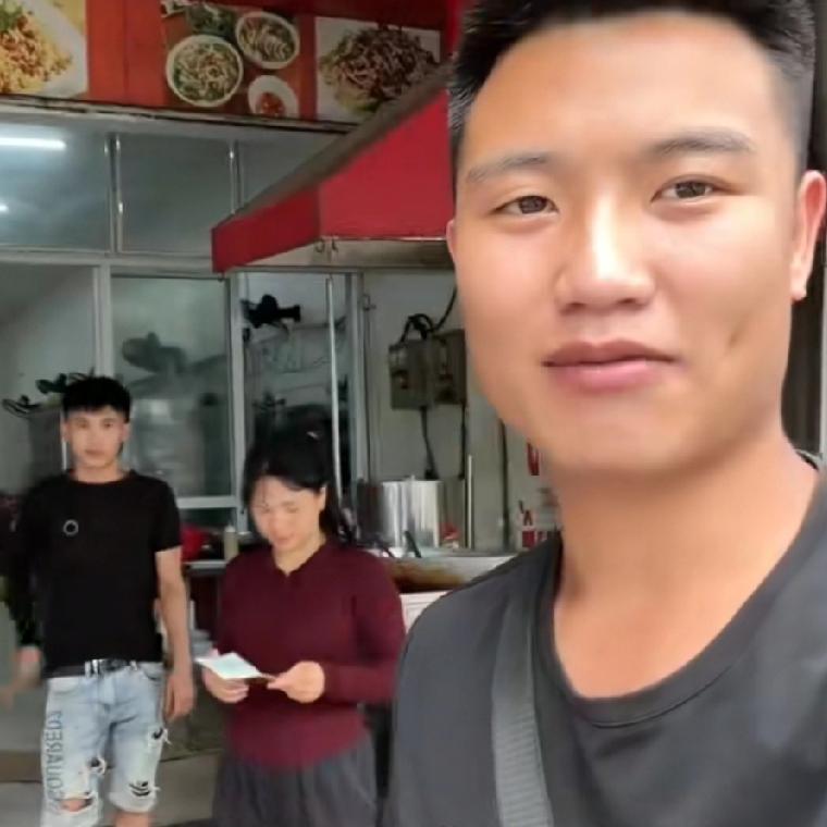 小潘和小秋带着老丈人，小叔和小舅子媳妇来到了中国云南河口。这是他们第一次出国，小