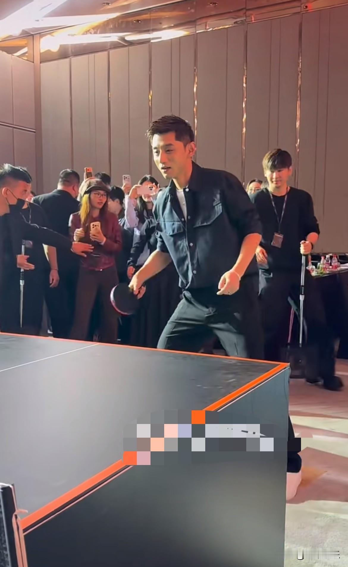 张继科一出场便是焦点！
长期不在媒体前露脸都生疏了，变得小心谨慎，也没有当年狂傲