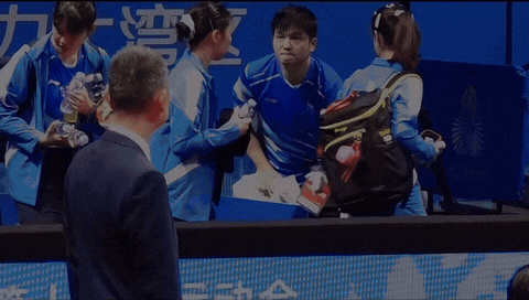 主动才有故事! 你看，樊振东被妹妹们逗得笑着多娇羞！
今天，樊振东比赛1号台是接