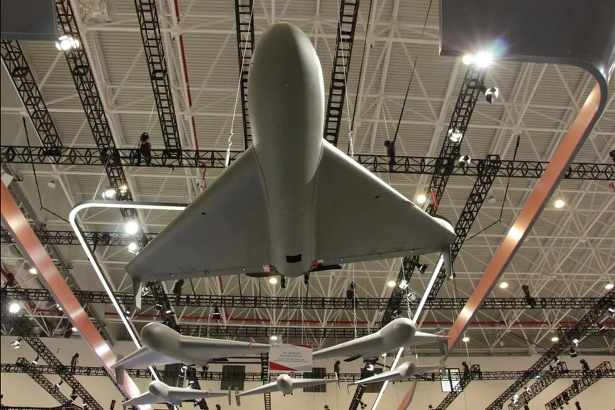 烽火问鼎计划 去年在珠海航展上首次亮相的飞龙-300D 侦察攻击无人机，每台售价