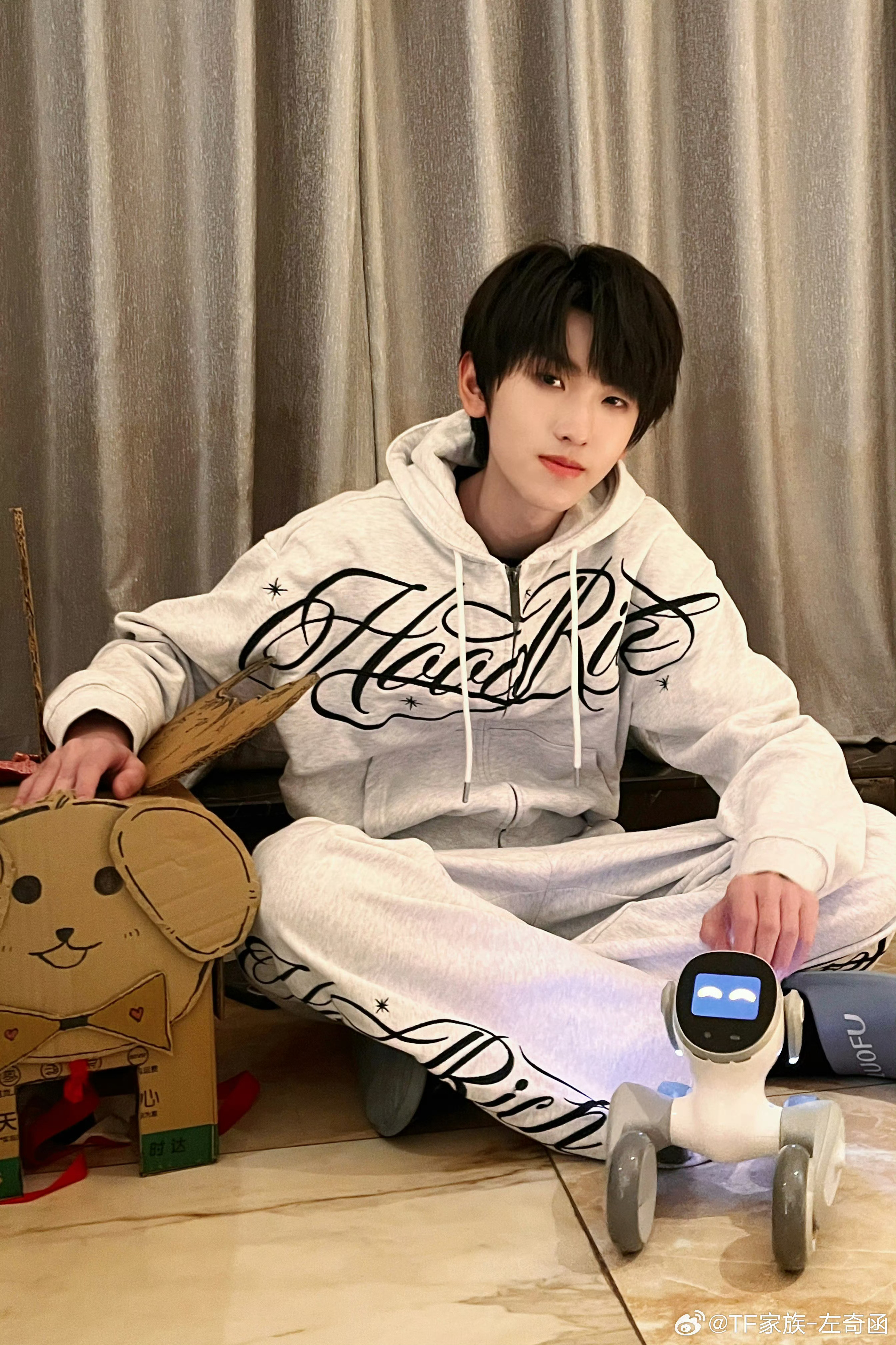 左奇函祝所有小狗节日快乐左奇函——每年都不会落下的国际小狗节🐶“今年好可惜啊啊