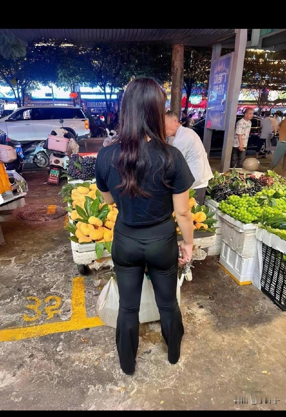 在当下的审美变革中，健康自然的身材正在成为新趋势。
原本那种在市井场景中，挑拣水