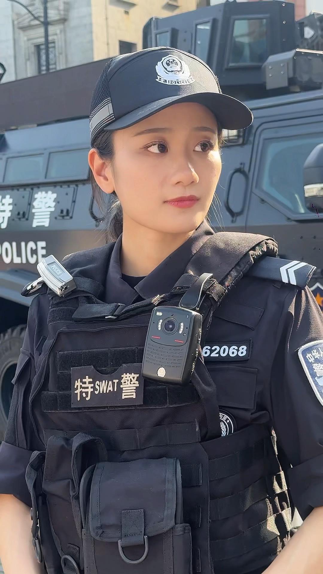 钱雪颖，1998年5月14日生于上海，毕业于上海大学，国家一级田径运动员，上海市