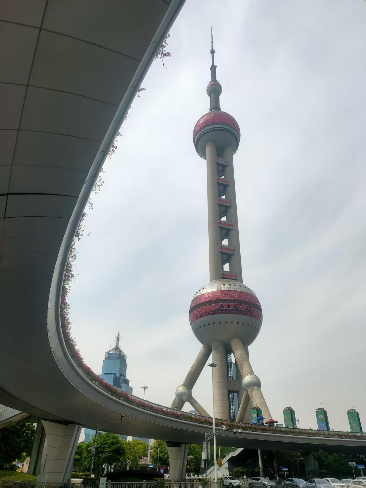 侬好上海呀
我小时候最喜欢下雨，我们弄堂里的小伙伴拿出家里的面盆，在雨中我们小朋