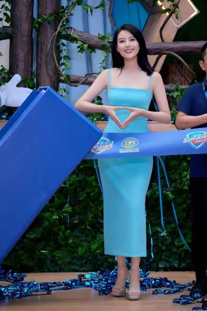 46岁高圆圆身材依旧好得很，参加活动时的她身穿修身连衣裙，将前凸后翘的好身材完美