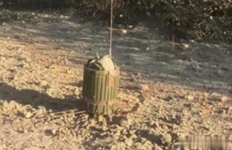 或许是受到柏林豹受挫雷场的影响，基辅士兵现在也正忙着在基辅前线布雷，不过很显然，