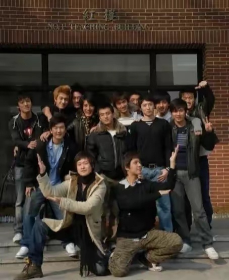 林更新和同学合照看了半天就他一个人染的黄毛