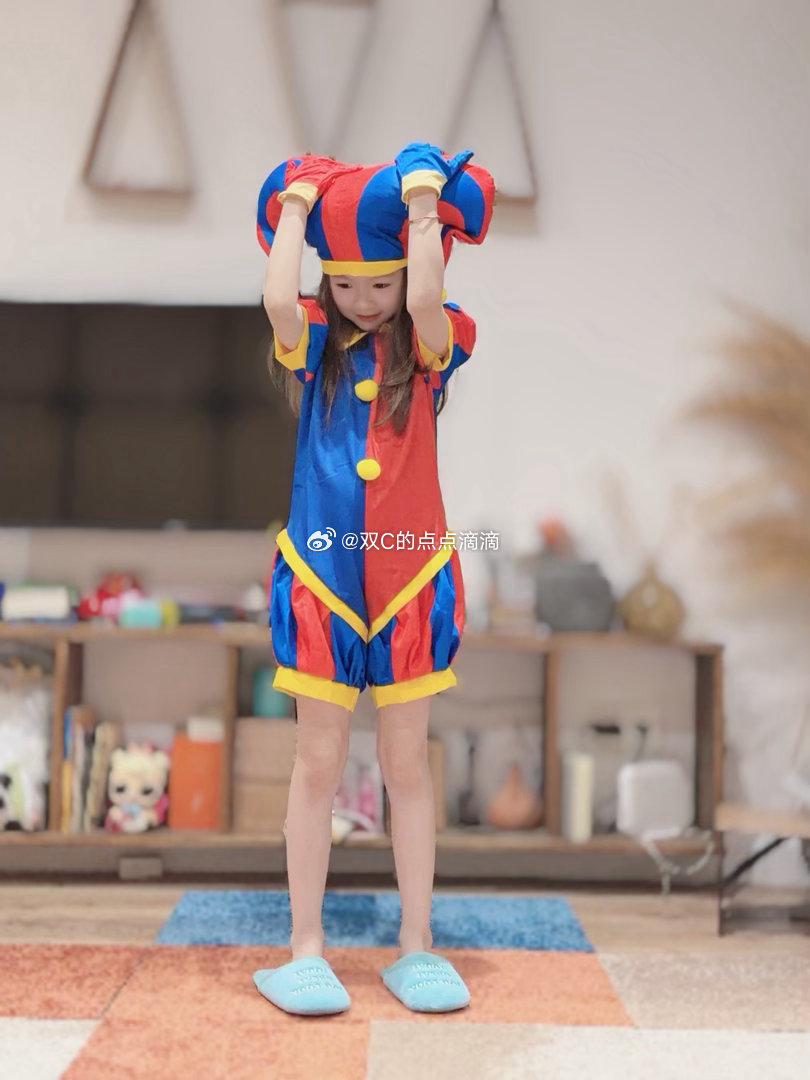 这是明儿学校大活动穿的装扮她非要试试看先还是挺像的哦 ​​​