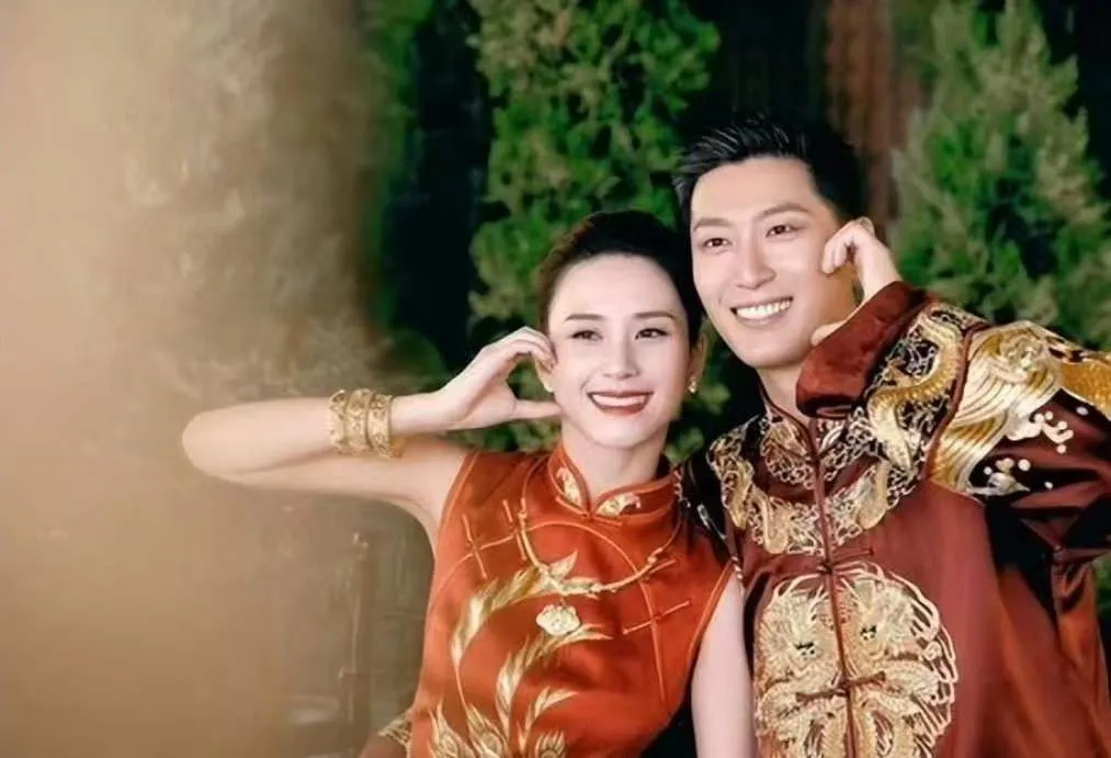 这两天奚梦瑶何猷君的婚礼刷爆全网，网友们不由的对比起了何超莲和窦骁的婚礼，奚梦瑶