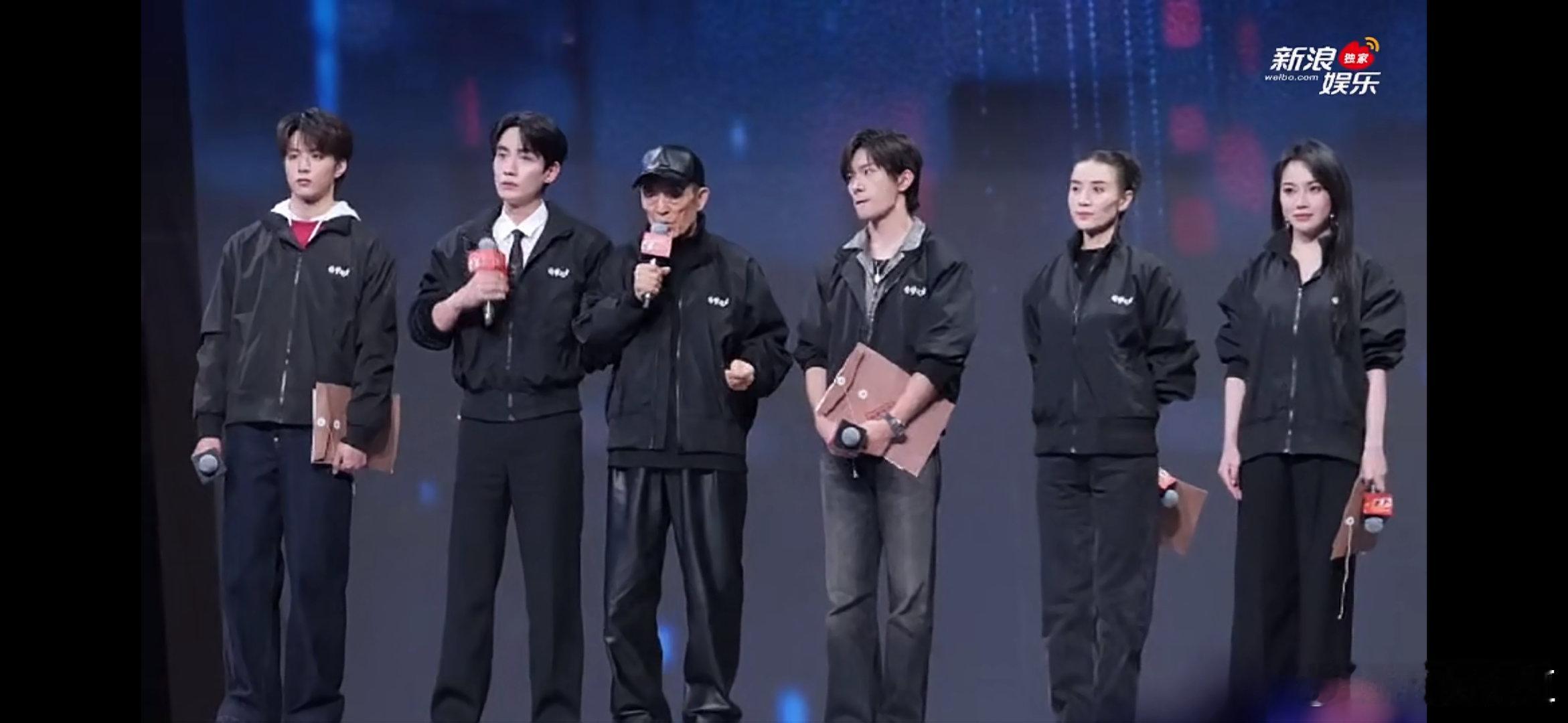 张艺谋说易烊千玺很沉稳从容 再次合作见真章，张艺谋眼里的千玺沉稳又从容，眼神戏拉