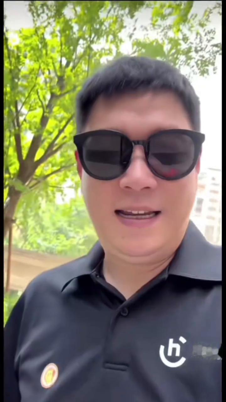 哈喽大家好，我们两个准备去这么好的天气在外面溜达溜达。