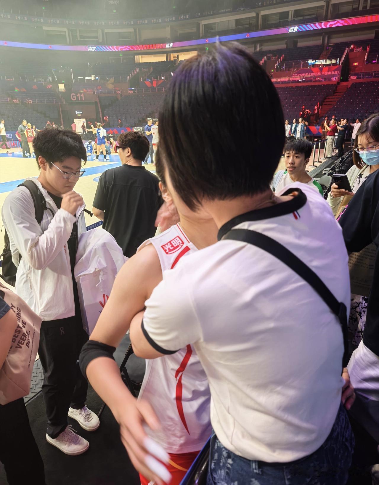 庄宇珊赛后哭成了泪人[流泪][流泪]妈妈也买票来现场看庄宇珊比赛了，看到妈妈来到