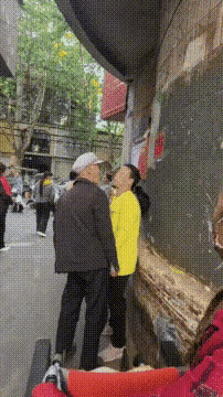 大爷大妈吵架，只动口不动手，喷的大爷大妈脸上都是大葱和韭菜[捂脸][捂脸][捂脸