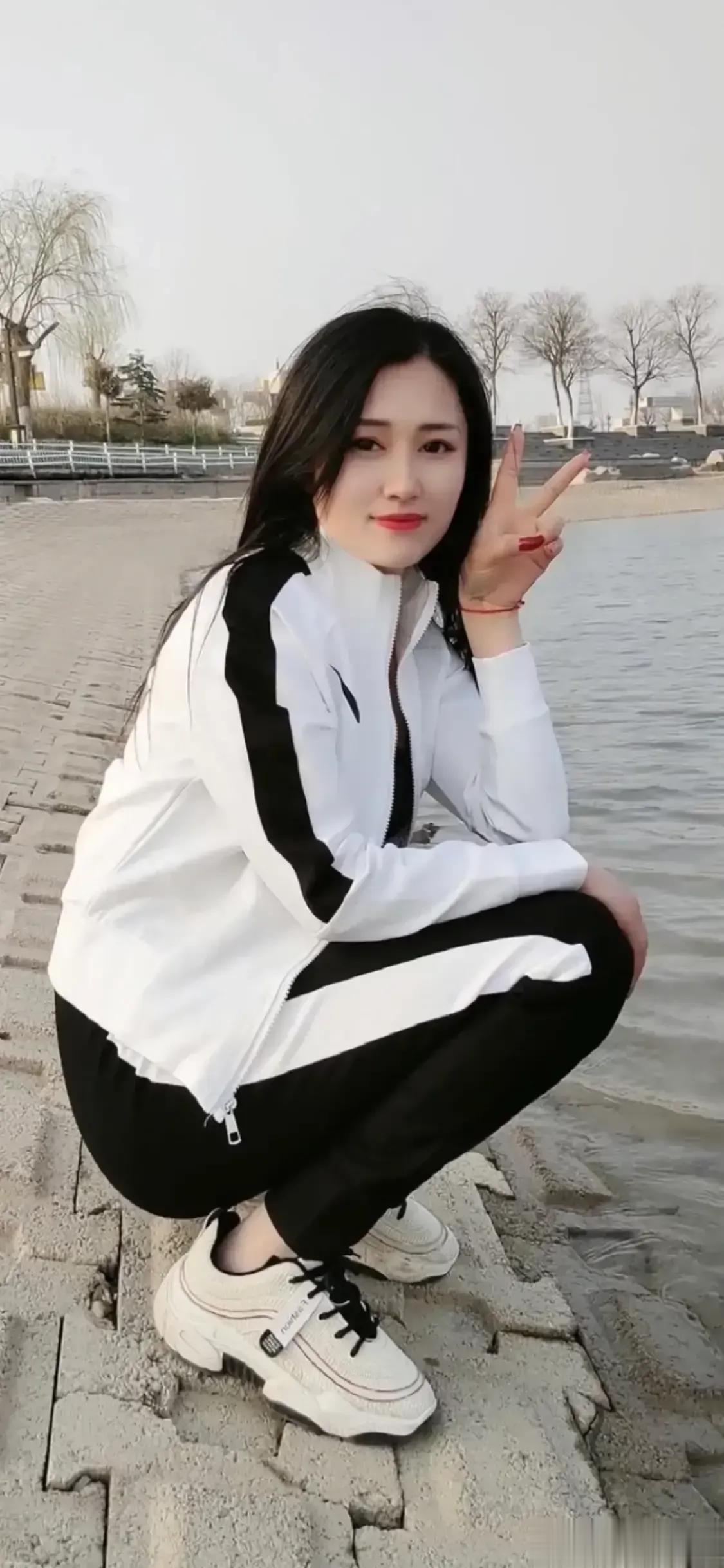 前几天和一个男性朋友聊天，我问他：真的爱一个人会是什么样子？

他回答说：人给她