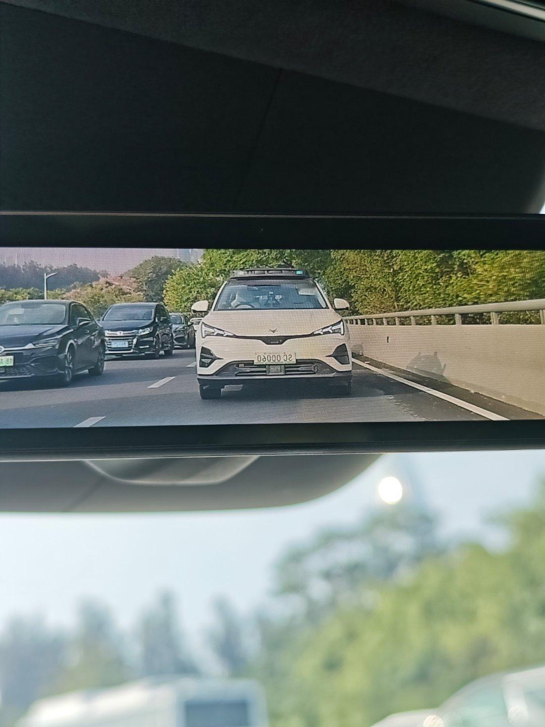 小智这两天出门，经常遇到无人驾驶车队了。与以往在工业园区附近遇到的不同，现在都是