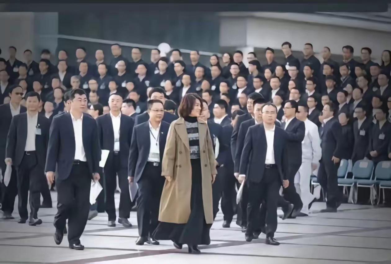终于有一个女人能如此强悍，在一群男人的世界里杀出来，看见董明珠独自走在全球经销商