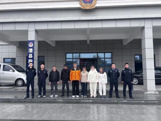 湖南常德，一60多岁男子多次与失足女交易后，发现这样太费钱了，于是找了个40多岁