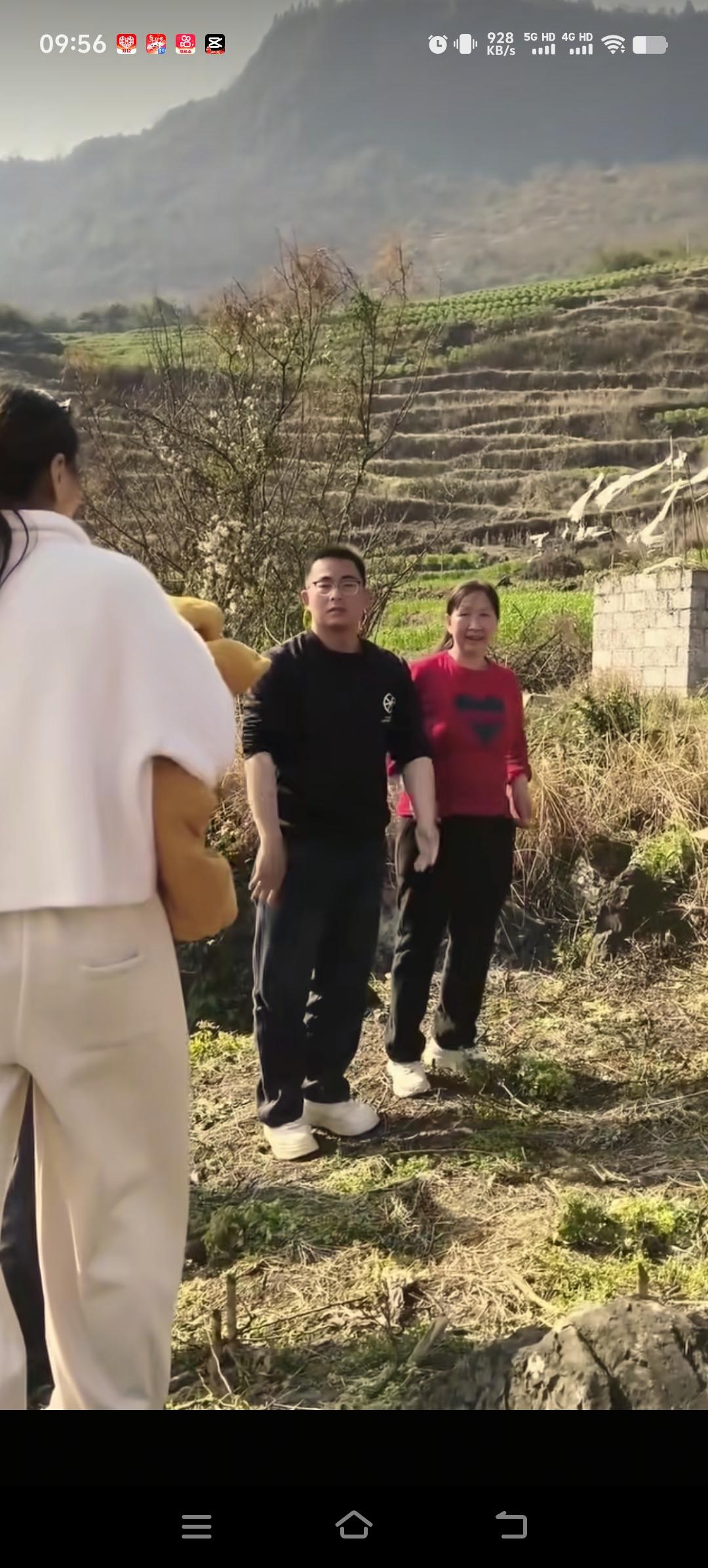 胡龙来到云南昭通，此次前来，除了祭拜外公，他还和外婆等人来到了曾经丢失的老房子处