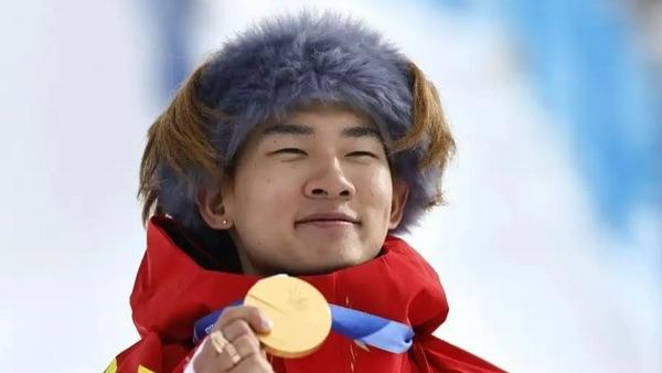 苏翊鸣担任闭幕式旗手。
北京时间2月23日凌晨3:30，米兰-科尔蒂纳丹佩佐冬奥