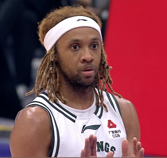 南京同曦队郭昊文受伤休赛反而激活了外援帕克，本场比赛帕克得到44分13助攻7篮板