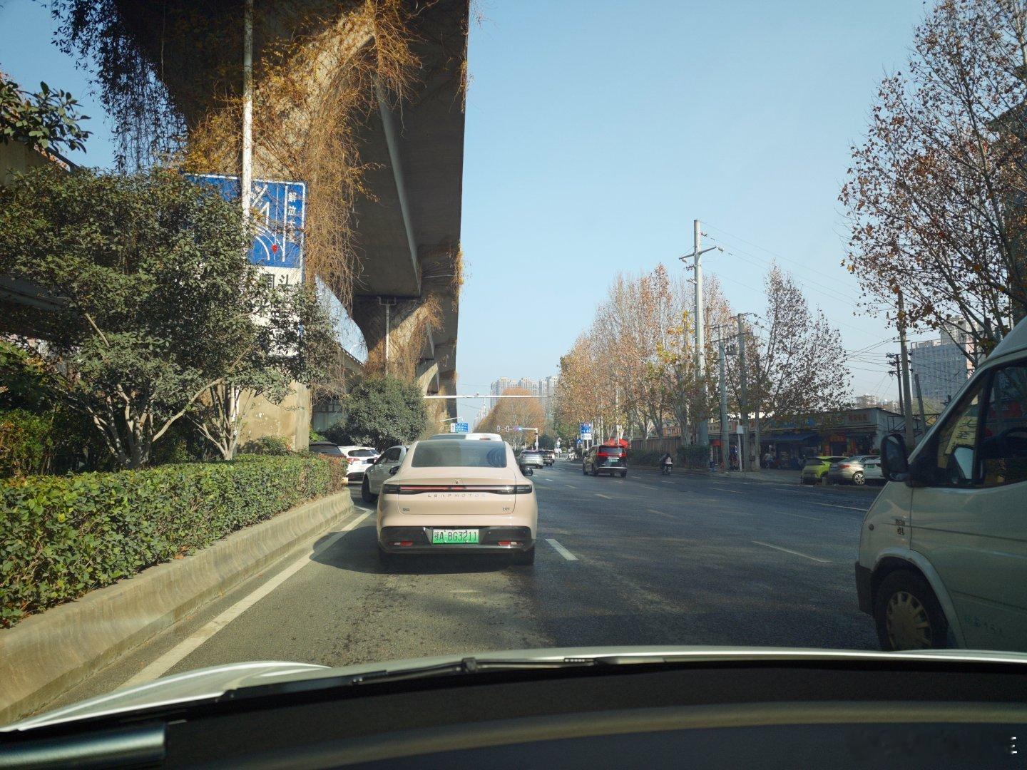 我不知道你们的城市是不是也这样 无论早上还是晚上还是下午一直在路上洒水 周末也是