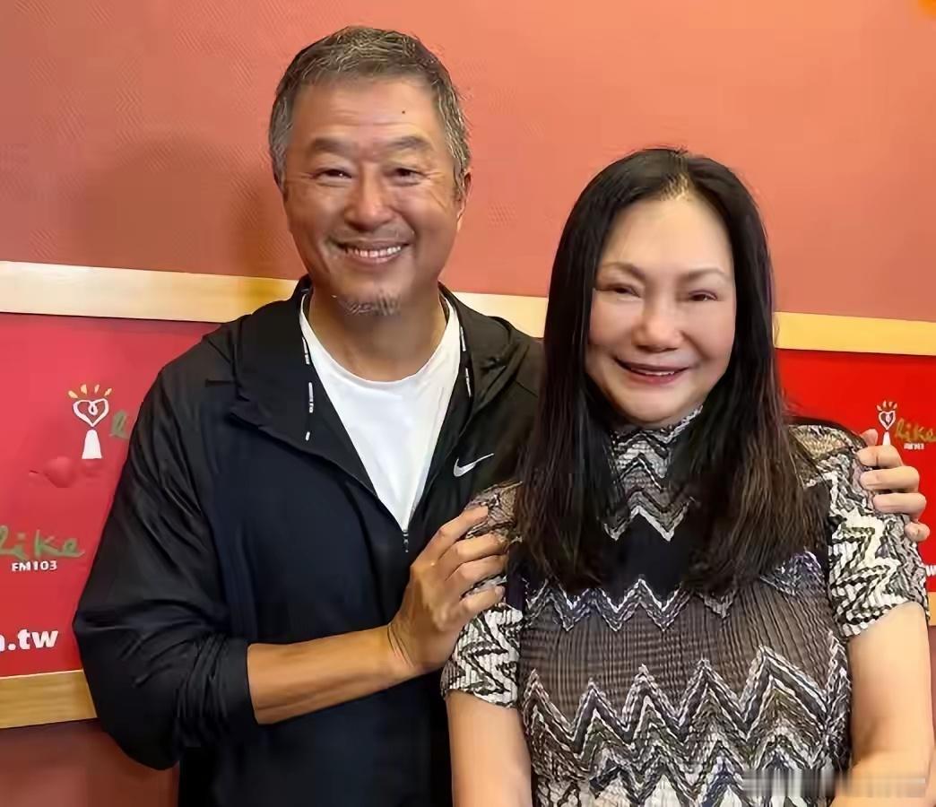 家人们有一件事我是非常不理解大s妈妈对大s的老公们实在说不上是友善不论是对大s的