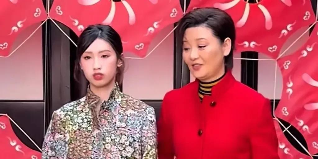 近日，徐帆与女儿徐朵出席公开活动，互动时徐帆伸手想牵徐朵却未成功，此事引发网友热