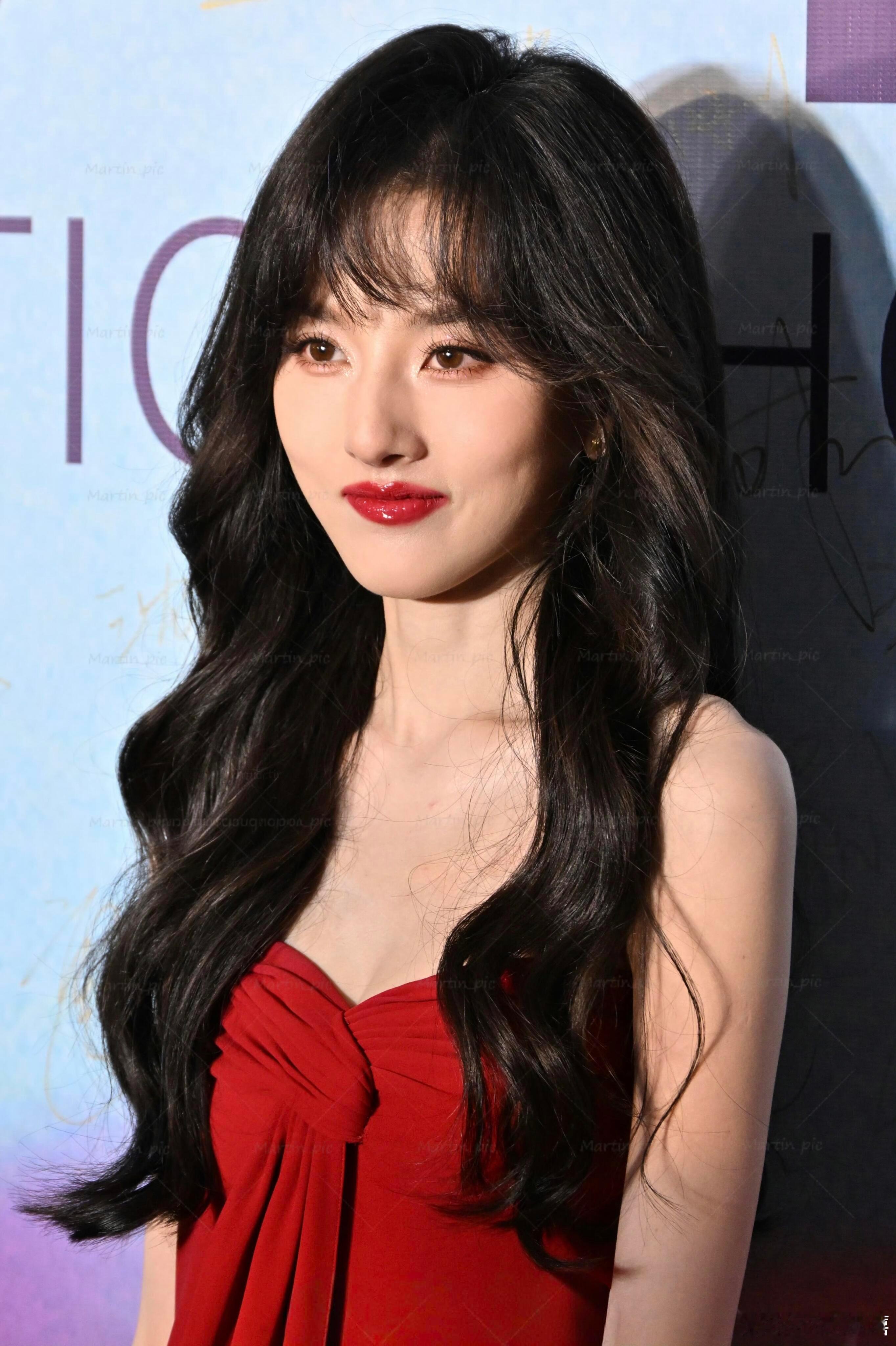 宋祖儿脸是很好看的，但是身上瘦的没法看，是该引导正常身材的，健康美，她这是纯饿瘦