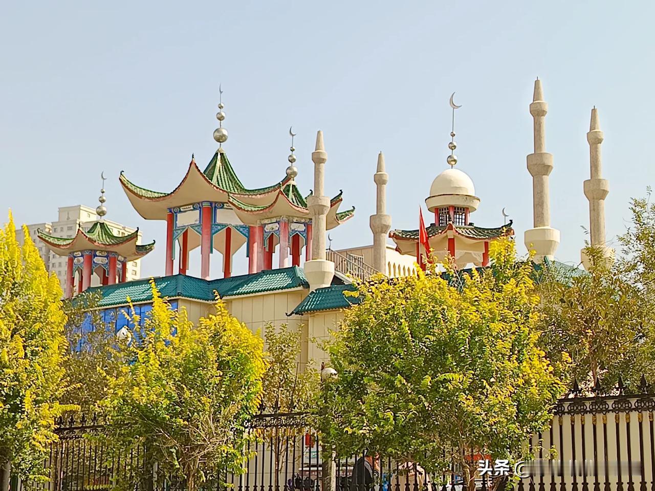   很有特色的乌鲁木齐建筑，穿过树丛，远眺藏于隔墙的那头风景。