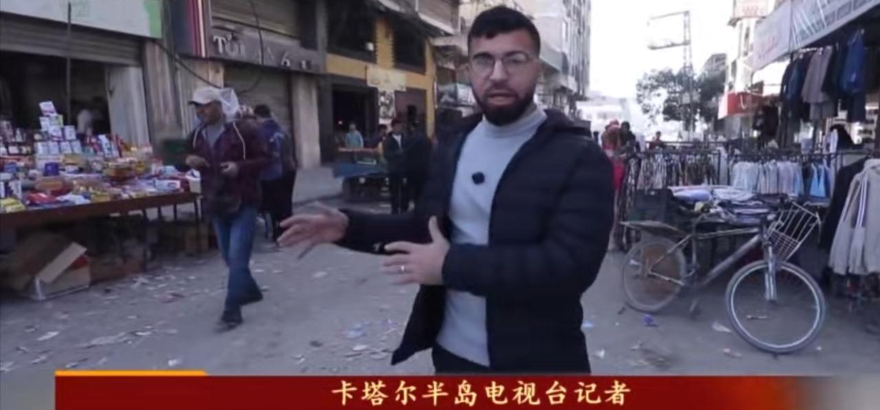 卡塔尔半岛电视台记者探访加沙拉法口岸，重开的通道上，满载救援物资的卡车正有序驶入