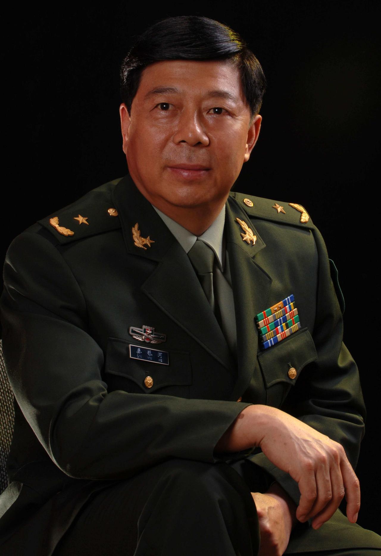 秦银河，男，汉族，1951年生于河南，正军职中将，主任医师、教授、博士生导师，中