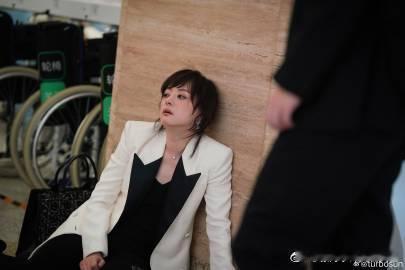 孙俪下巴是车祸留下的疤孙俪下巴痣是伤疤增生 关于孙俪下巴的疤痕，有说法称是车祸遗