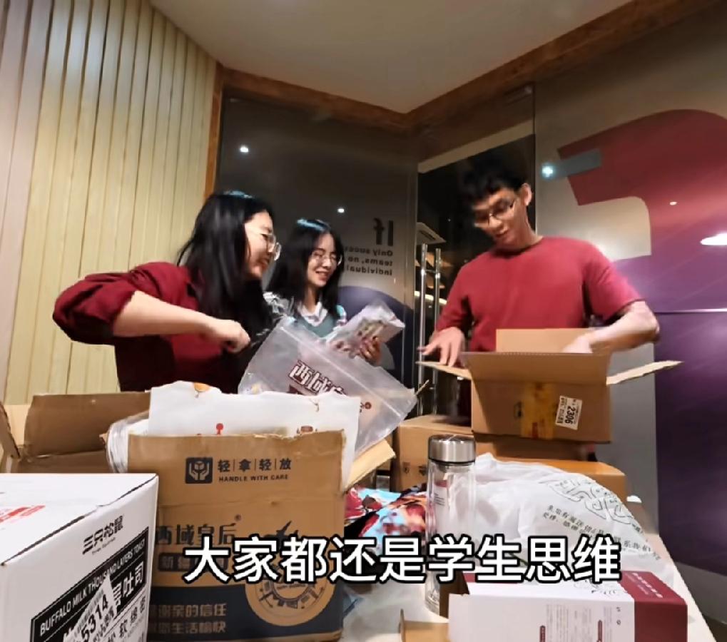 唐尚珺直播带货，搞得很大，看办公室环境，这是成立公司了，原以为就临时找一个房间，