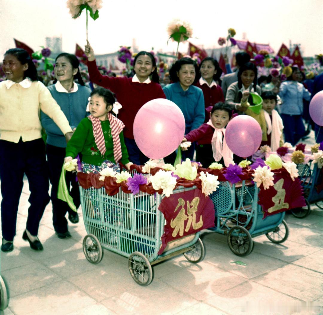 1959年，“五一”国际劳动节，首都市民的庆祝活动。摄影 何世尧 