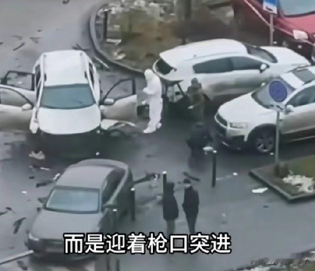 俄军中将遇刺细节曝光:
60多岁阿列克谢耶夫刚出门，刺客躲在两米外埋伏。他徒手拦