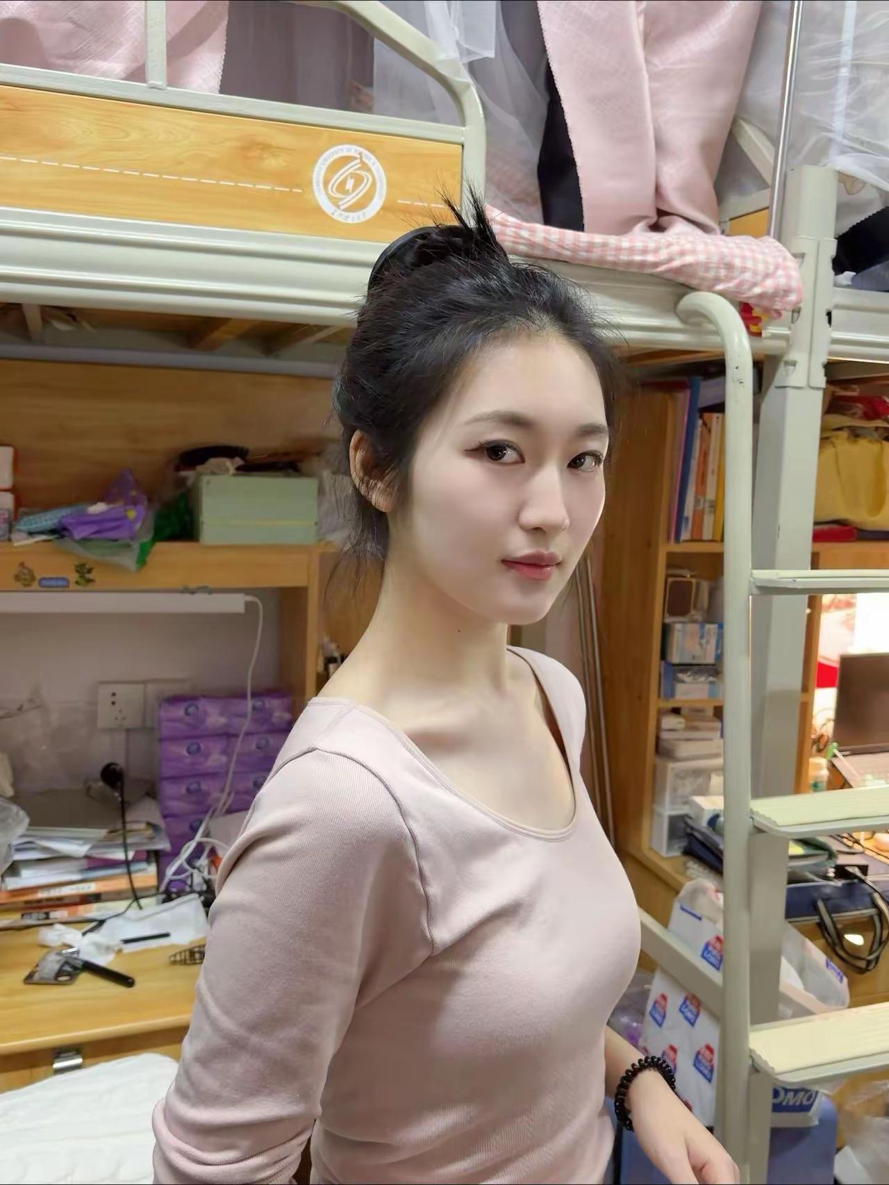 宿舍日常也能美出圈，简单穿搭+干净妆容，氛围感拿捏了✨女大学生穿搭 女生宿舍穿搭