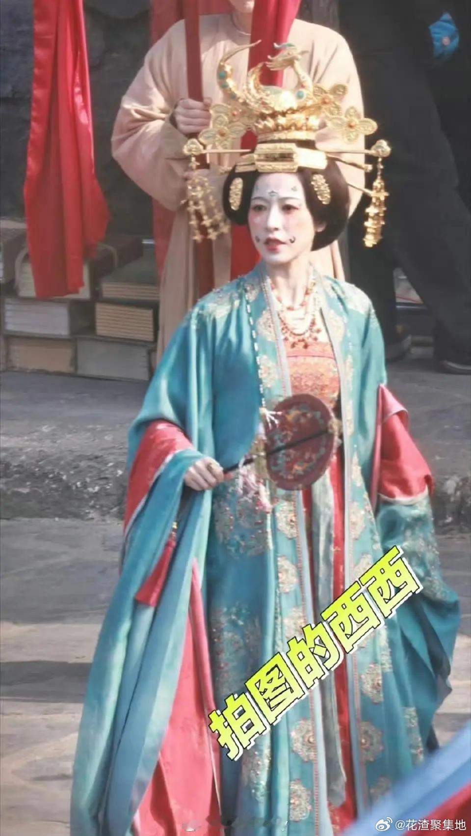 周雨彤太平年婚服造型，怎么样？ 