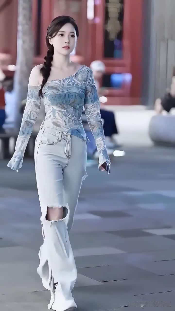 向年轻女性问路，该如何称呼？
一、叫“美女”，太俗气了
二、叫“小姐”，易起误会