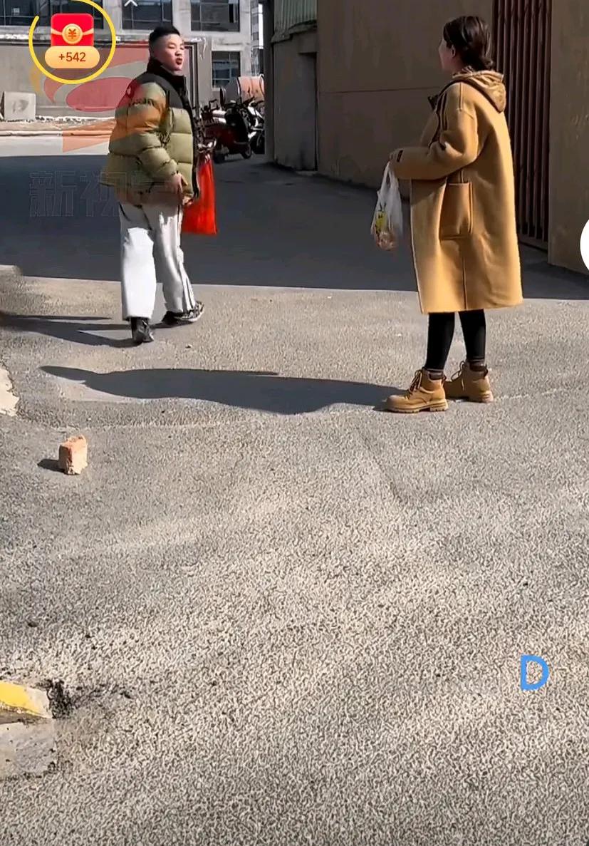 我离婚8年了，孩子跟着他爸爸，准备再婚了，不知道咋跟孩子说。
孩子知道后说:这是