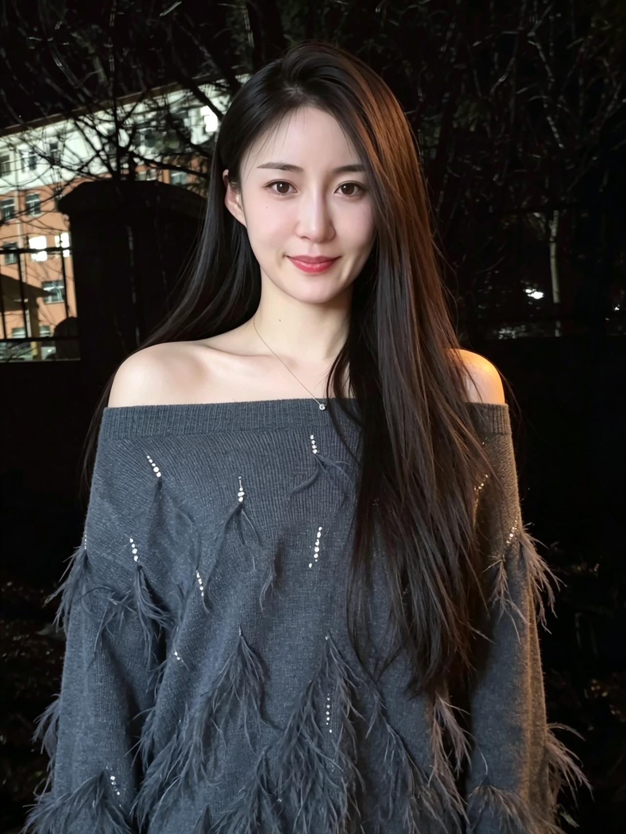 寒枝缀夜透清光，露肩衫软缀银芒。
一笑嫣然胜灯火，漫将夜色染成香。