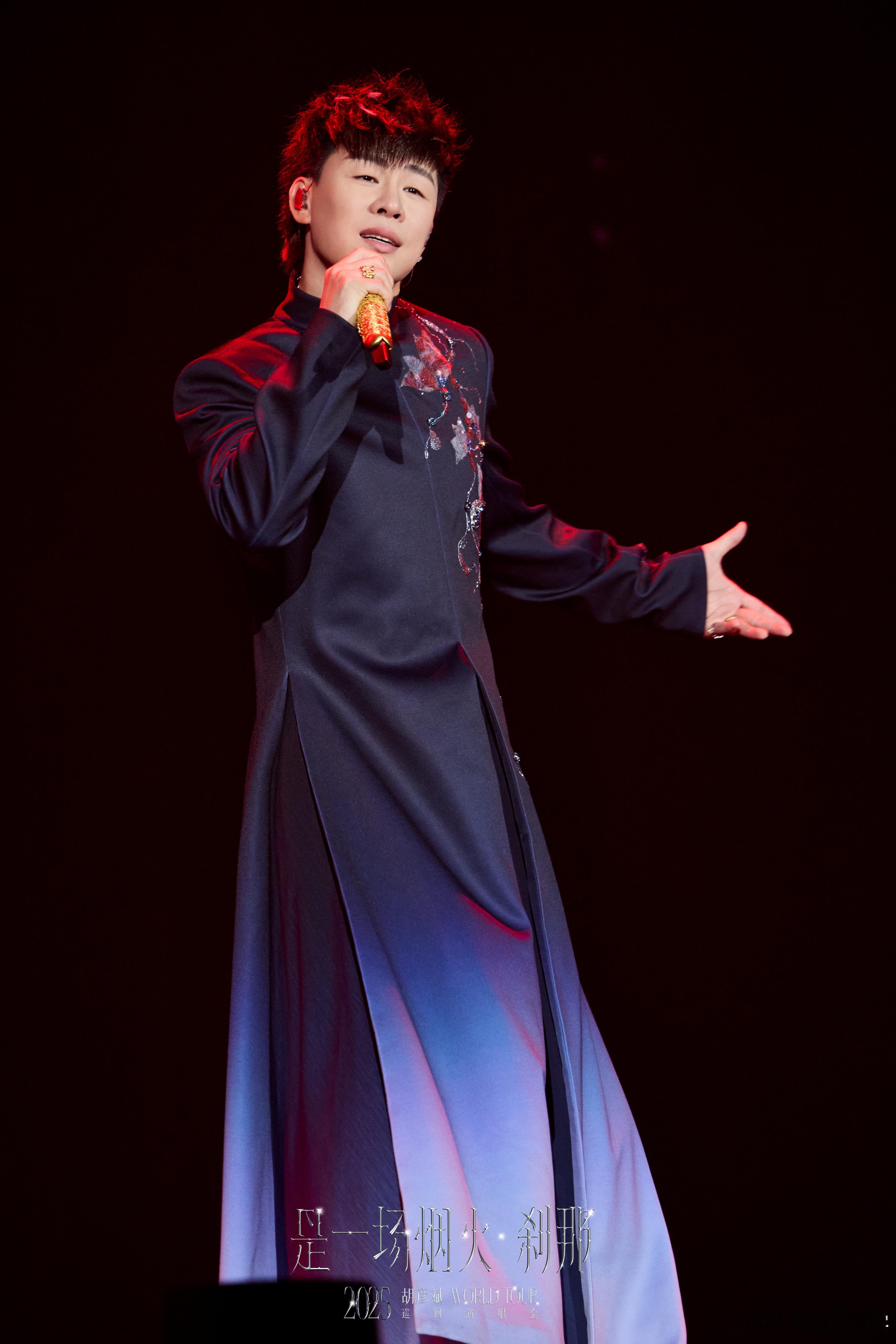 胡彦斌易梦玲挽手逛街 竟然可以连看两天胡彦斌演唱会了，这简直是歌迷的超级福利啊！