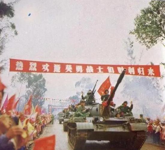 1979年，解放军一名走失的班长正在越南的农田里挖红薯，突然迎面冲过来七八名越军