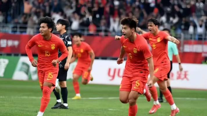 1月25日，越南U23载誉归国，河内机场瞬间沸腾，球迷如潮，锣鼓喧天。这支斩获U