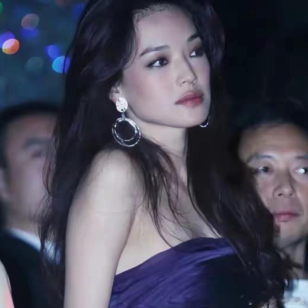舒淇一站就是时尚画报 镜头焦点锁定舒淇，往那一站自带氛围感，每帧都是时尚大片既视
