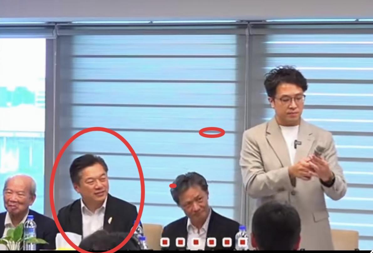圆圈里面的这个人是谁？话筒只是出了点故障，偏偏就要扯到中国大陆说事，心眼实在太坏