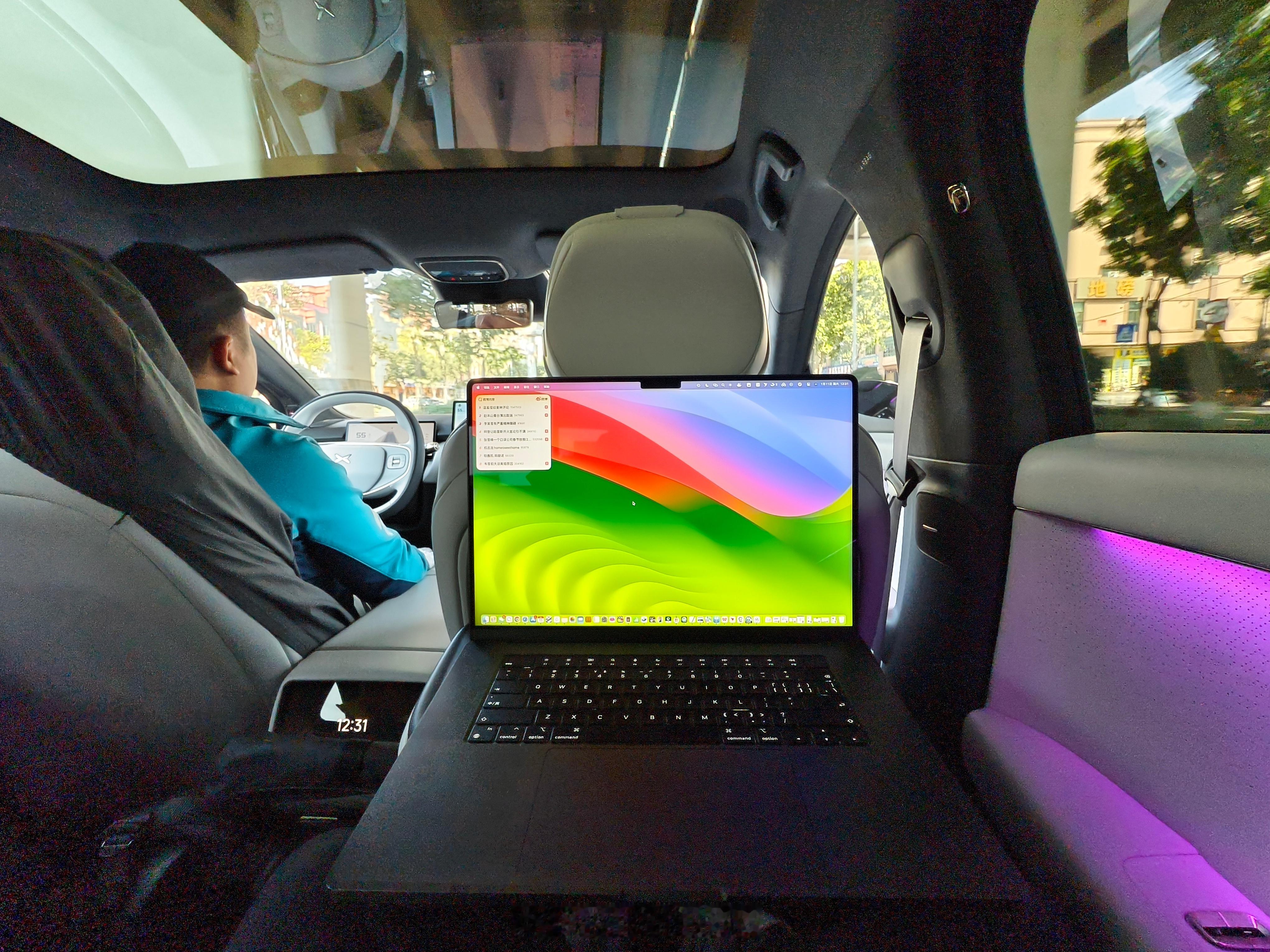 朋友让我发个视频给他，我第一次用 P7+的小桌板轿车都搞个小桌板谁受得了P7+有