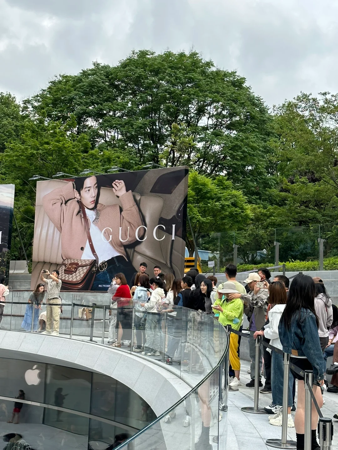 😅在上海拍肖战都要排队了……