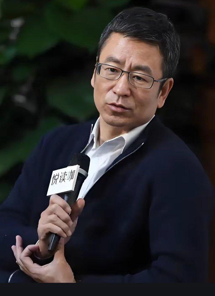 白岩松称很多年轻人没时间去爱白岩松近期发声，直言现在很多年轻人被学业、工作压得喘