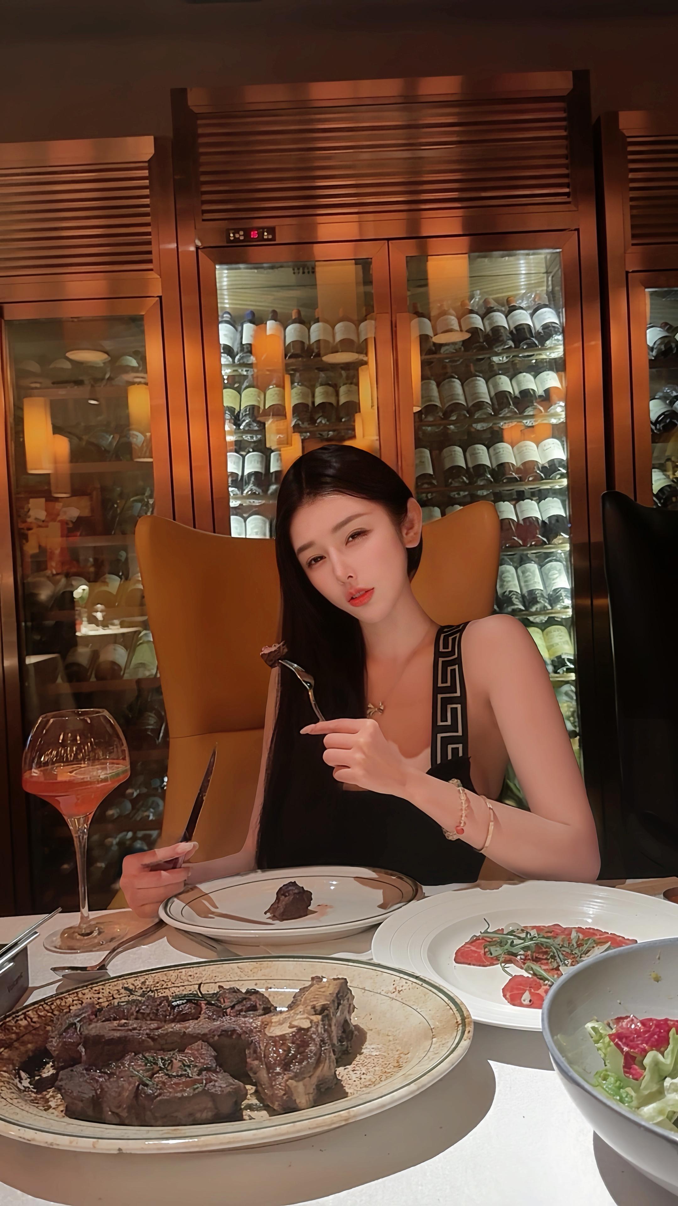 你不吃是真的要我喂到你嘴里吗