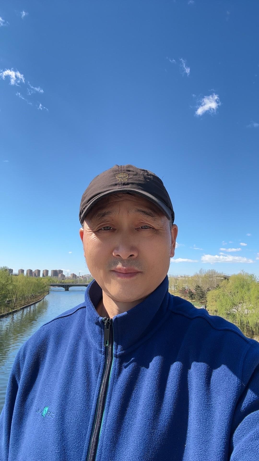 昨天从八里桥跑到大运河北起点的西海子公园东园，来回十多公里，大风中也难免大汗淋漓